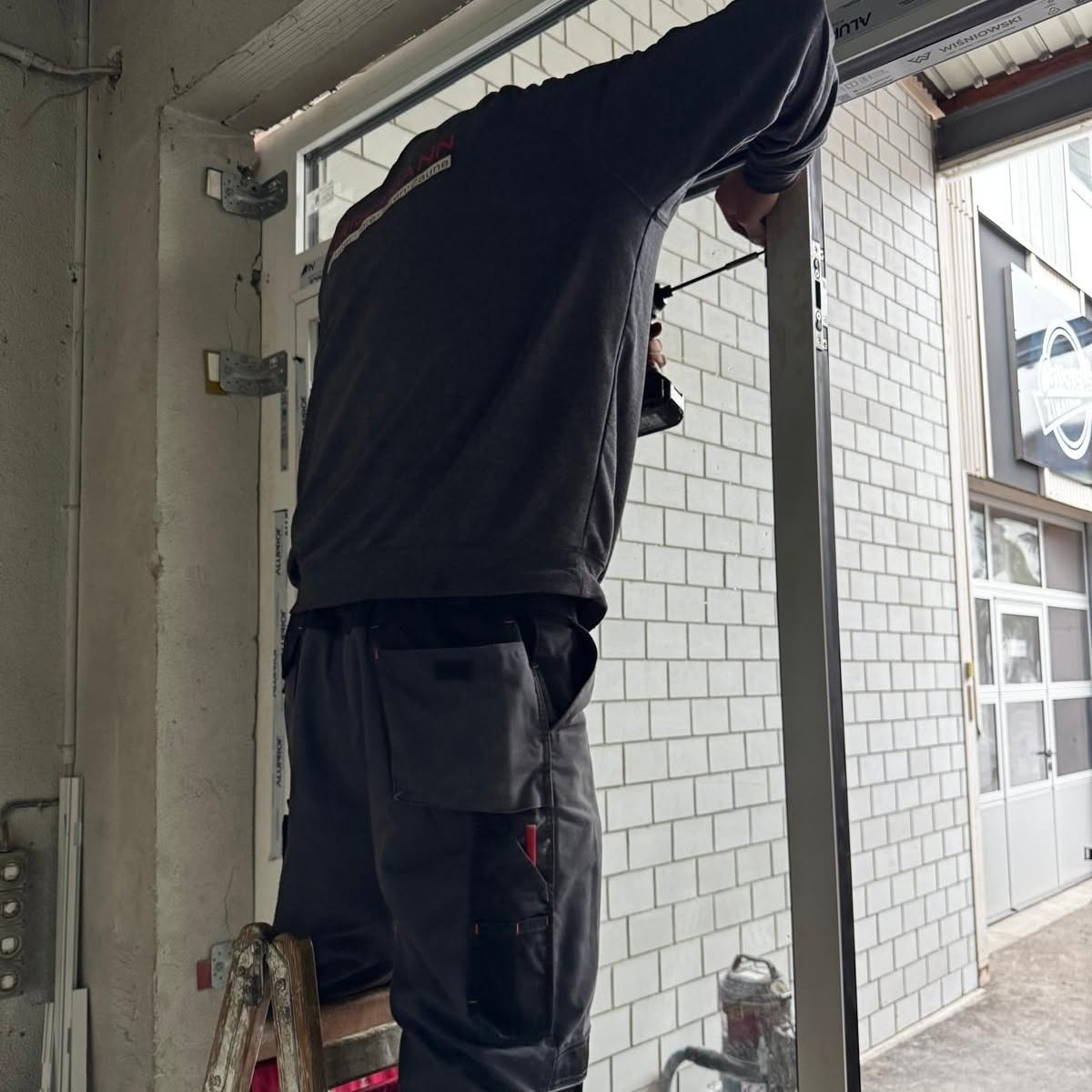 GRISSMANN Monteur bei der Montage eines Garagentors